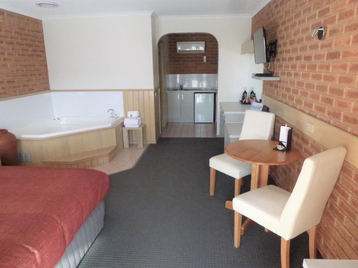 Colonial Motor Inn Bairnsdale Golden Chain Property Екстер'єр фото